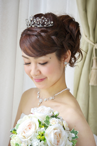 ウエディングドレスに定番のティアラが似合う髪型まとめ ウェディングドレスレンタルのブライダルヒロ 東京