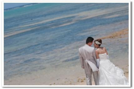 花嫁様のお写真♪　きらめく沖縄の空と海とヘッドドレス