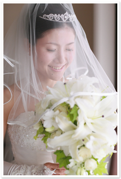 花嫁様のお写真♪　降り注ぐ光の中の花嫁様