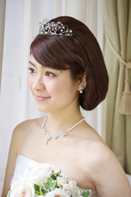 花嫁 人気 ティアラ ヘアスタイル ダウン