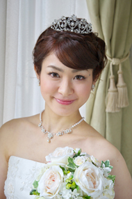 花嫁 人気 ティアラ ヘアスタイル アップ