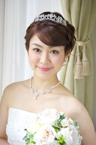 花嫁 人気 ティアラ ヘアスタイル アップ