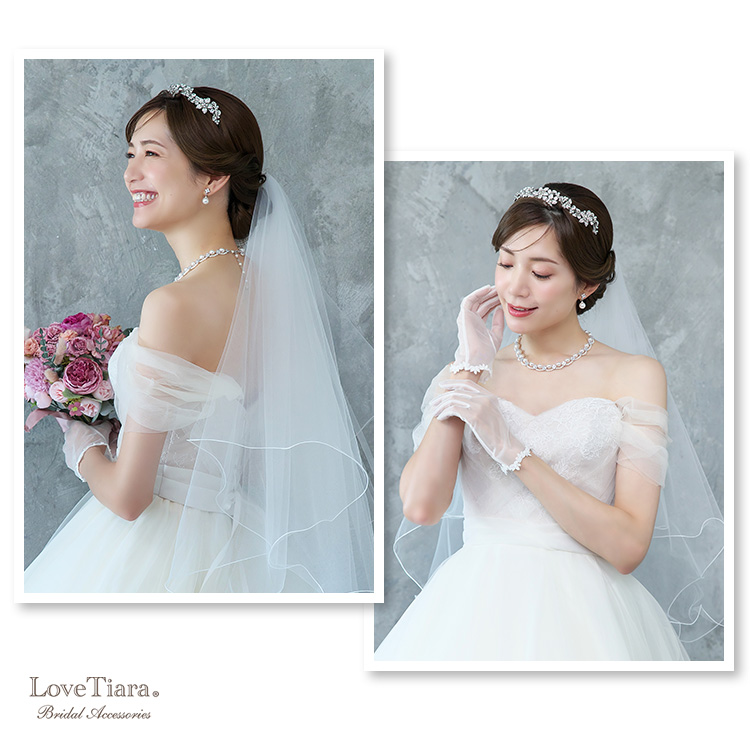 低めシニヨンヘアとネックレスで合わせた女性のイメージ