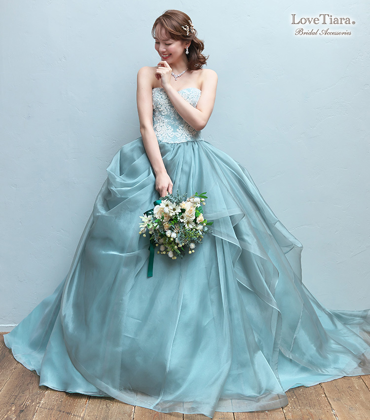 カラードレスとハーフツインヘアで合わせた女性のイメージ